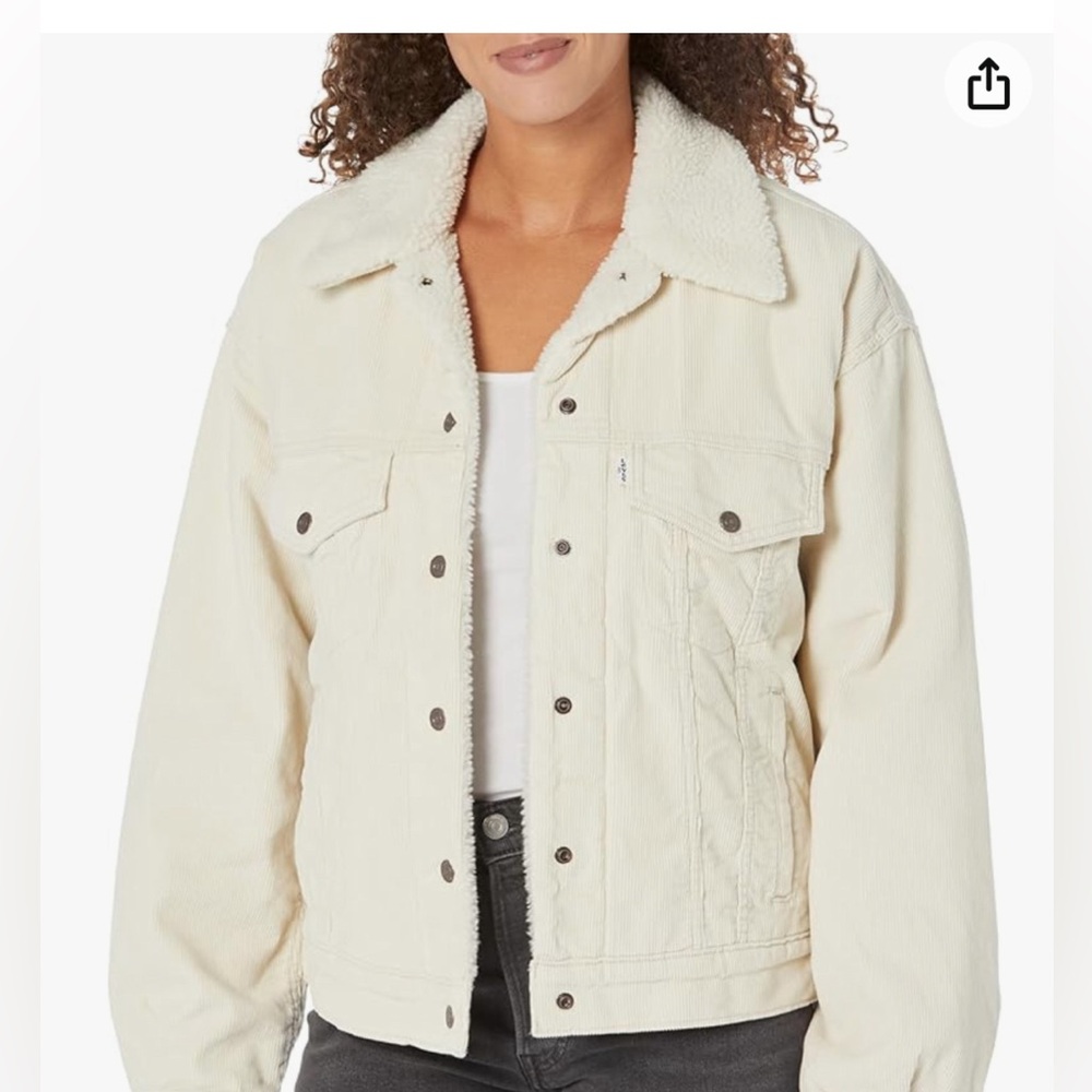 Brand new w/ tags Levi’s white trucker jacket with Sherpa collar detail